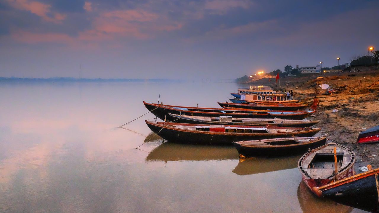 Seashore Ganges Street - Varanasi