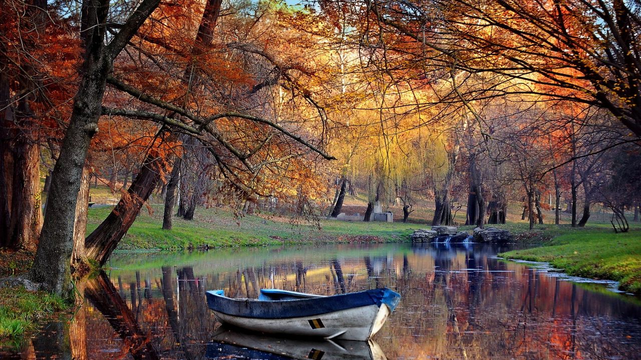 White and Blue Wooden Kayak Boat - Canvas Painting